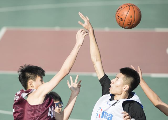 片中逐一呈现人类正在构想的太空电梯、未来时代的月球基地、穿越光年的太空飞船等宇宙黑科技，科幻造梦间不失科技真实，足以令科幻迷们大饱眼福